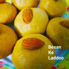 A picture of Besan ke Ladoo.