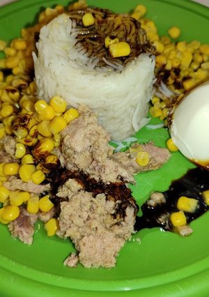 Una foto de Arroz con maíz،queso fresco،atún y salsa de soja