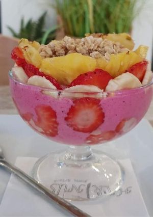 Una foto de 🍓🍌🍍🍉 Bowl de pitaya con fruta y muesli