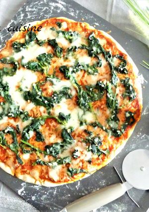 Une photo de Pizza tomates basilic / épinard / mozzarella