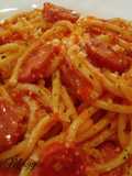 Espaguetis con salchichas picosas