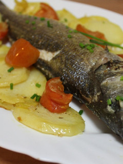 Una foto de Lubina al horno con patatas