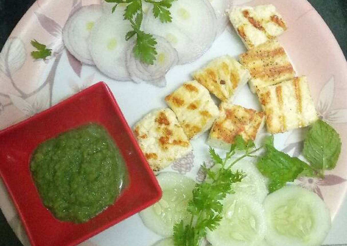 Grilled panner tikka with green chutney