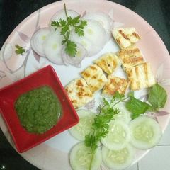A picture of Grilled panner tikka with green chutney.
