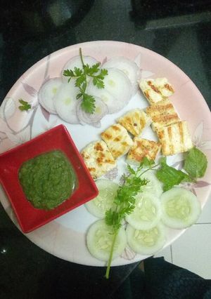 A picture of Grilled panner tikka with green chutney.