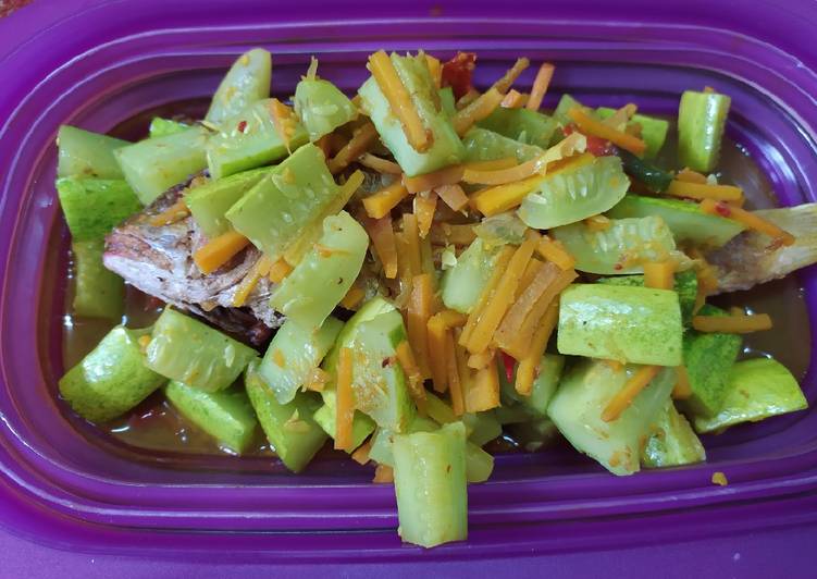 Acar ikan timun wortel