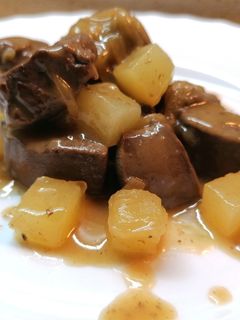 Una foto de Higado encebollado con patatas confitadas al romero