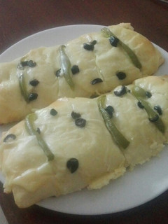 A picture of Salsa chicken cheese bread.