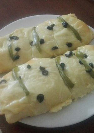A picture of Salsa chicken cheese bread.