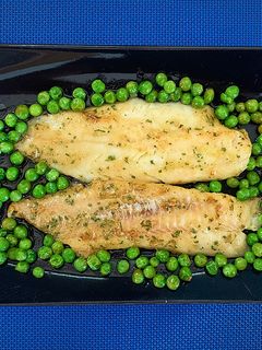 Una foto de Abadejo al horno con guisantes