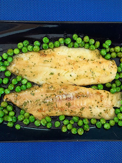 Una foto de Abadejo al horno con guisantes