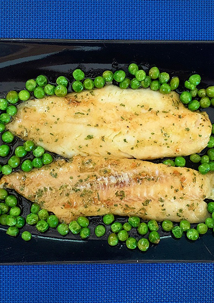 Una foto de Abadejo al horno con guisantes