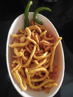 તીખા ગાંઠિયા (Tikha Ganthia Recipe In Gujarati) રેસીપી મુખ્ય ફોટો