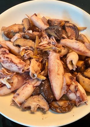 Hình của món Mực xào nấm đông cô.