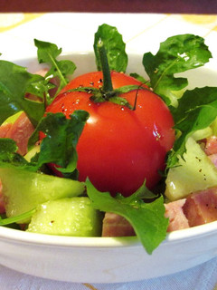 Una foto de Ensalada fresca de melón con salami