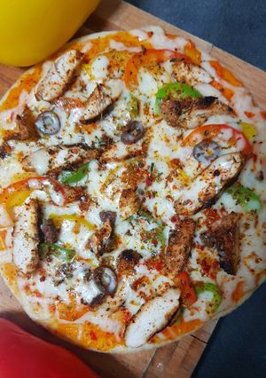 A picture of Shawarma Chicken Pizza.