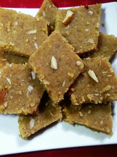 झटपट बेसन वडी (besan wadi recipe in marathi) रेसिपी चे मुख्य फोटो