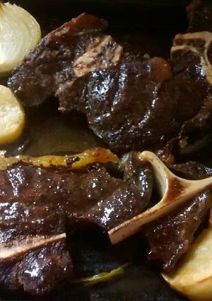 Una foto de Carne asada con vegetales al vino