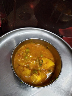 आलू मटर की सब्जी (aloo matar ki sabzi recipe in Hindi) रेसिपी मुख्य फोटो