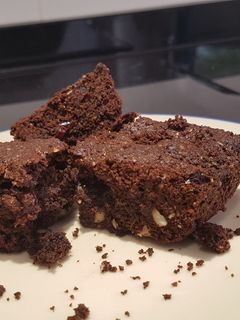 Una foto de Brownie con arándanos y almendras