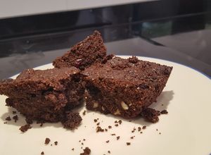 Una foto de Brownie con arándanos y almendras