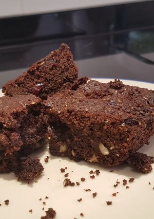 Una foto de Brownie con arándanos y almendras