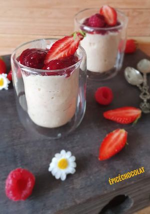 Une photo de Riz au lait coulis de fraises et framboises