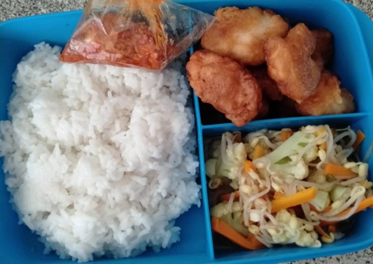 Bekal kerja Ayam fillet goreng dan tumis sayuran