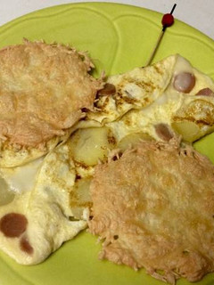 Una foto de Piruletas de queso con tortilla fina 🍭🧀
