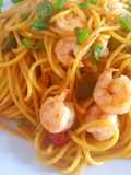 Spaghetti, con vegetales y camarones