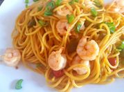 Una foto de spaguetti en salsa de camarones