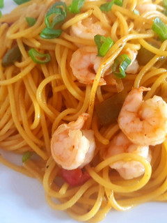 Una foto de Spaghetti, con vegetales y camarones
