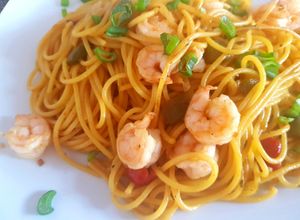 Una foto de Spaghetti, con vegetales y camarones