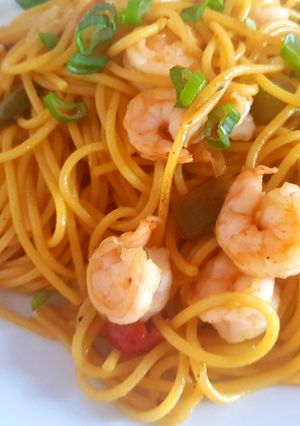 Una foto de Spaghetti, con vegetales y camarones