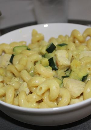 Une photo de Pâtes aux courgettes et poulet au curry
