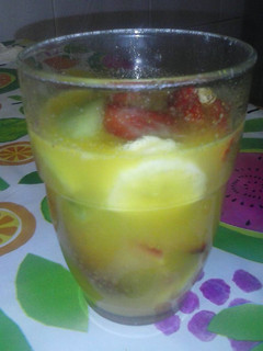 Una foto de Frutas con miel y cúrcuma