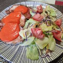 Una foto de Lomo con salsa de pimientos del piquillo y ensalada en 12 minuto