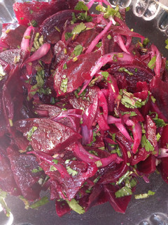 Una foto de Ensalada de beterraga con cebolla y cilantro