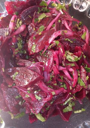 Una foto de Ensalada de beterraga con cebolla y cilantro