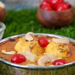 A picture of Rosogolla (Rasgulla) Malai Curry.