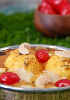 A picture of Rosogolla (Rasgulla) Malai Curry.