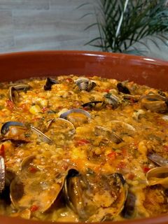 Una foto de Arroz meloso con gambones, calamares y almejas