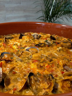 Una foto de Arroz meloso con gambones, calamares y almejas