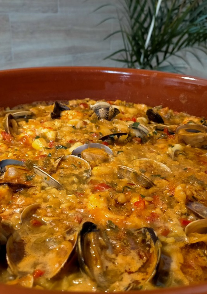 Una foto de Arroz meloso con gambones, calamares y almejas