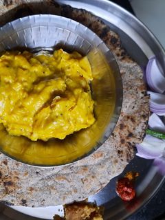 लसुनी पिठलं व मिक्सपिठाची भाकरी (ladin pithla v mix pithachi bhakri recipe in marathi) रेसिपी चे मुख्य फोटो