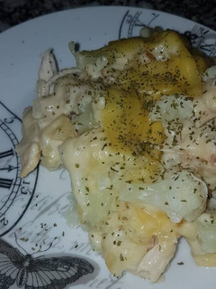 Una foto de Coliflor guisada con pollo, bechamel y queso