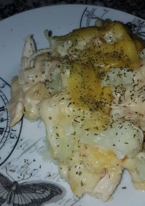 Una foto de Coliflor guisada con pollo, bechamel y queso