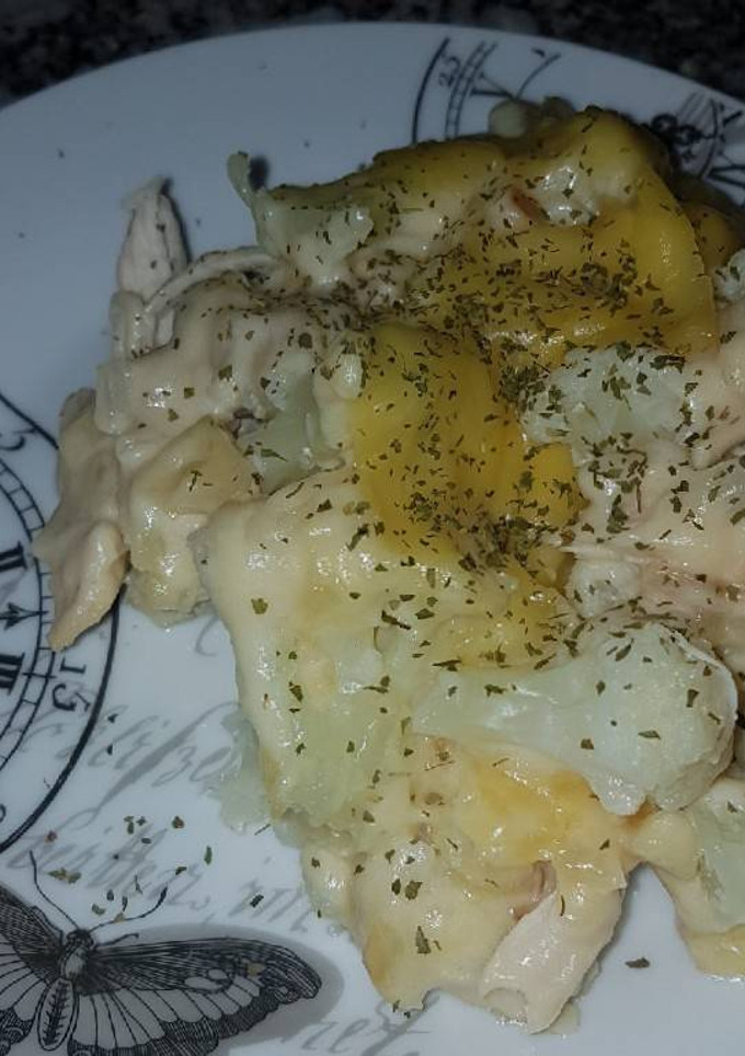 Una foto de Coliflor guisada con pollo, bechamel y queso