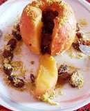 Manzana rellena de uvas pasas y polvo de nueces