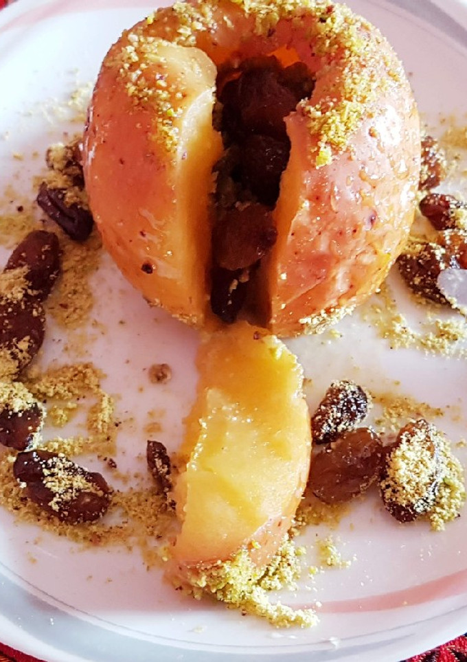 Una foto de Manzana rellena de uvas pasas y polvo de nueces